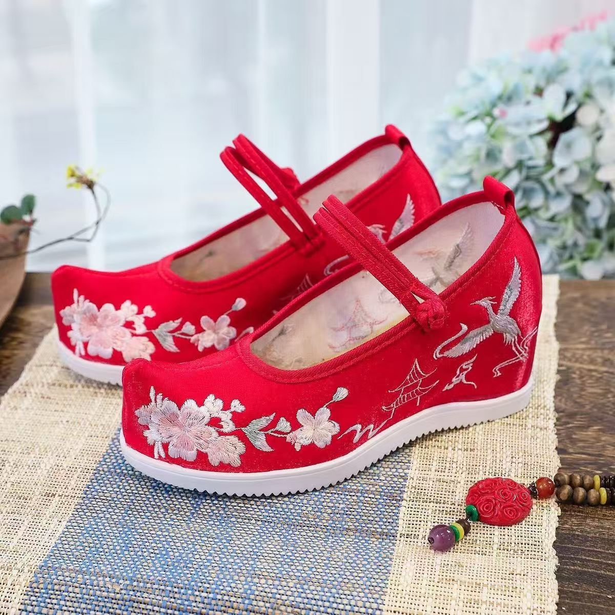Sepatu Wanita dengan Bordir In - Embroidery Canvas ulasan dan harga