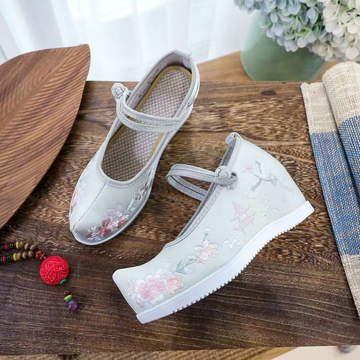 Sepatu Wanita dengan Bordir In - Embroidery Canvas ulasan dan harga